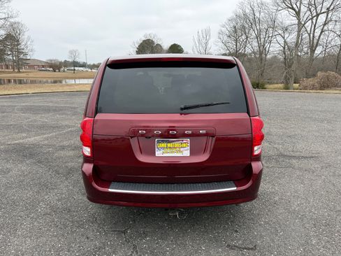 Used 2018 Dodge Grand Caravan SE image 4