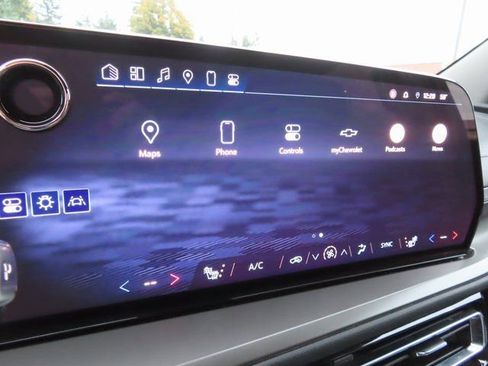 Used 2025 Chevrolet Traverse LT image 23