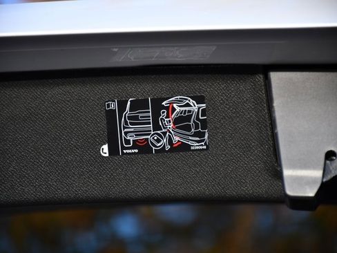 Certified 2025 Volvo XC90 B6 Plus image 31