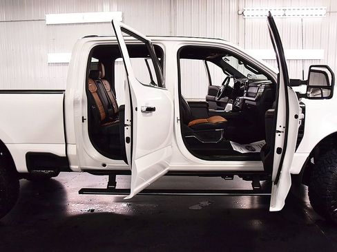 Used 2024 Ford F350 Platinum w/ Tremor Off-Road Package image 39