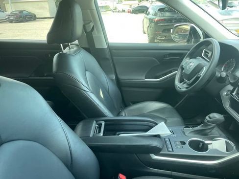 Used 2022 Toyota Highlander L FWD image 8