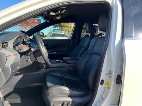 Used 2022 Toyota Venza XLE image 10