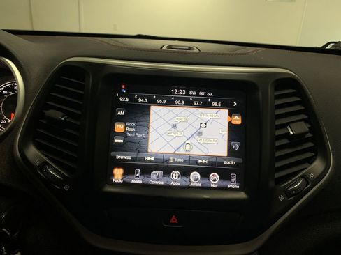 Used 2018 Jeep Cherokee Trailhawk w/ Cold Weather Group AWD/4WD image 32