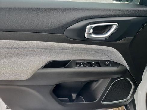 Used 2024 Jeep Compass Latitude image 11