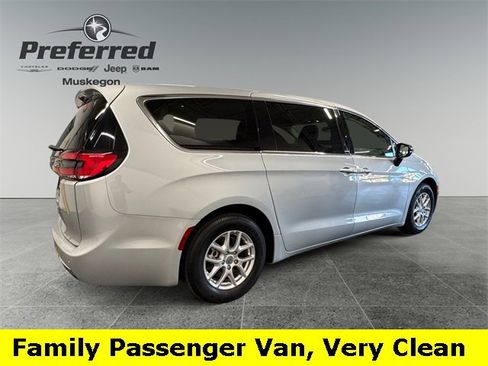 Used 2024 Chrysler Pacifica Touring-L image 3