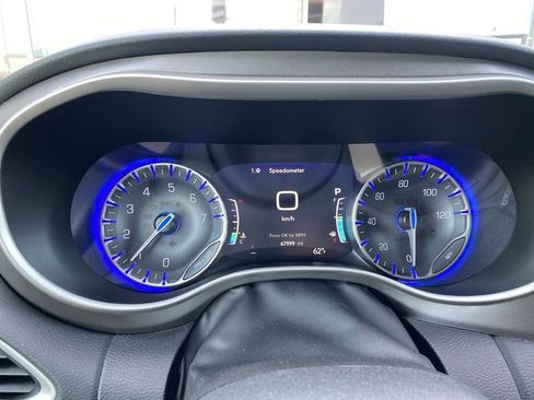 Used 2023 Chrysler Pacifica Touring-L image 14