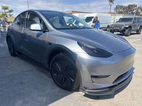 Used 2025 Tesla Model Y Long Range AWD/4WD image 3