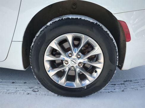 Used 2023 Chrysler Pacifica Touring-L image 14