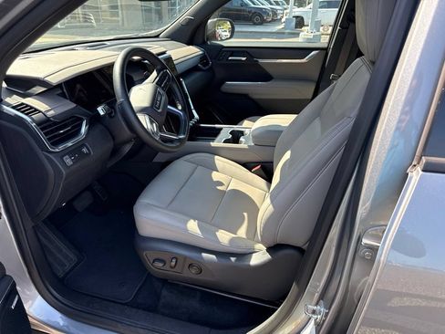 Used 2026 GMC Acadia Elevation w/ Elevation Premium Package FWD image 12