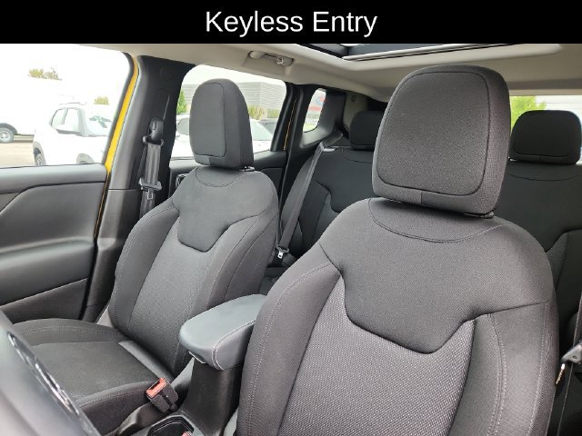 Used 2023 Jeep Renegade Latitude w/ Sun & Fun Group AWD/4WD image 21