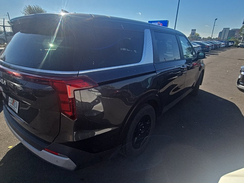 Used 2025 Kia Carnival FWD image 3