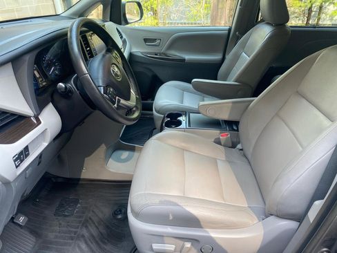 Used 2020 Toyota Sienna XLE w/ XLE Navigation Package image 6