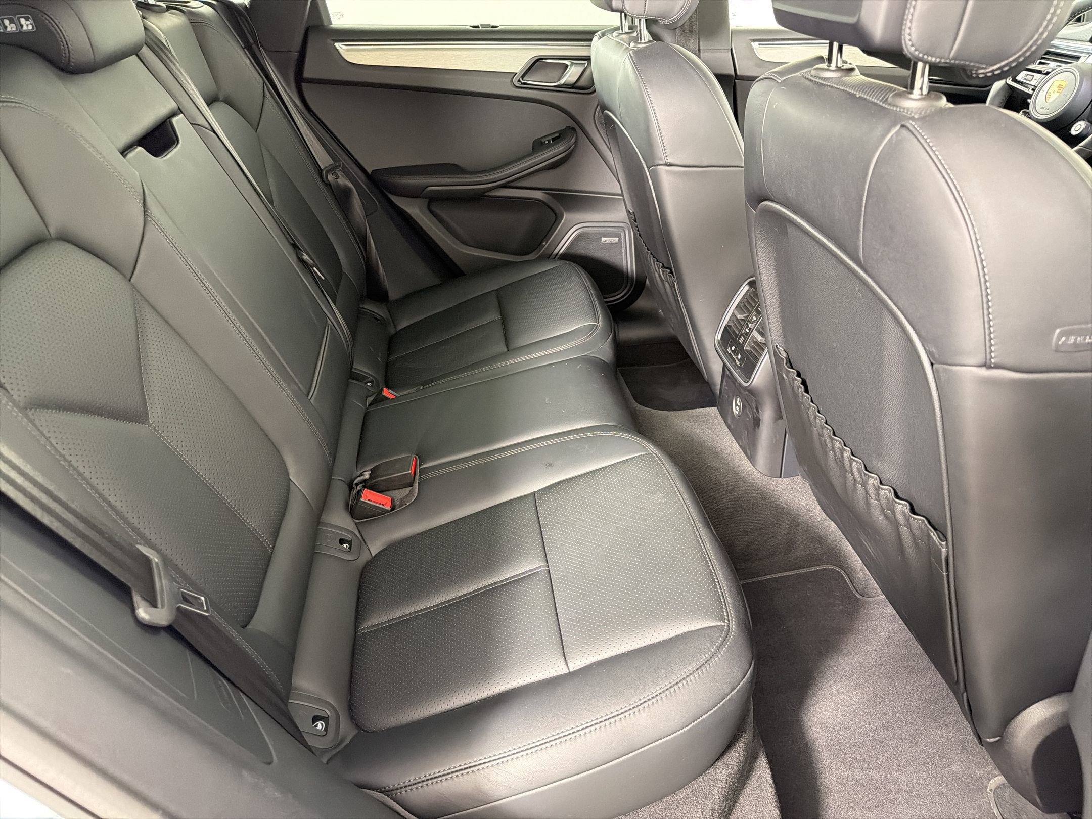 Certified 2026 Porsche Macan AWD/4WD image 29