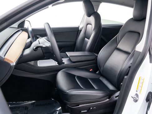 Used 2022 Tesla Model Y Long Range image 10