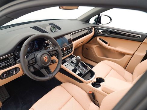 Certified 2026 Porsche Macan AWD/4WD image 4