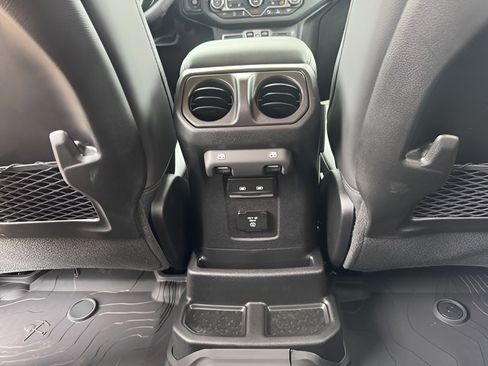 Used 2025 Jeep Wrangler Unlimited Sahara AWD/4WD image 17