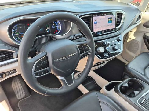 Used 2023 Chrysler Pacifica Touring-L FWD image 2