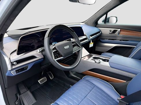 New 2026 Cadillac Vistiq Premium Luxury w/ LPO, Floor Liner Package AWD/4WD image 9