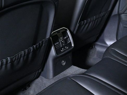 Certified 2026 Porsche Macan AWD/4WD image 20