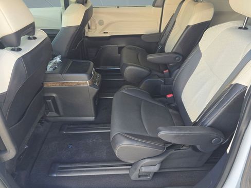 Used 2025 Toyota Sienna Platinum image 12