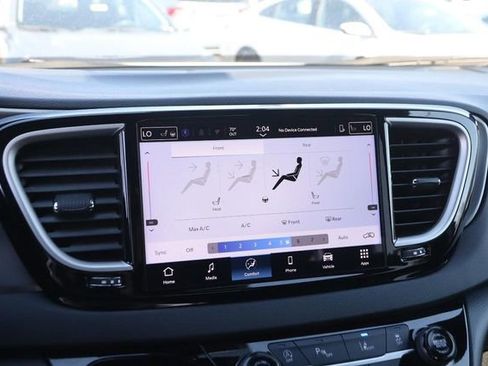 Used 2025 Chrysler Pacifica Select image 14