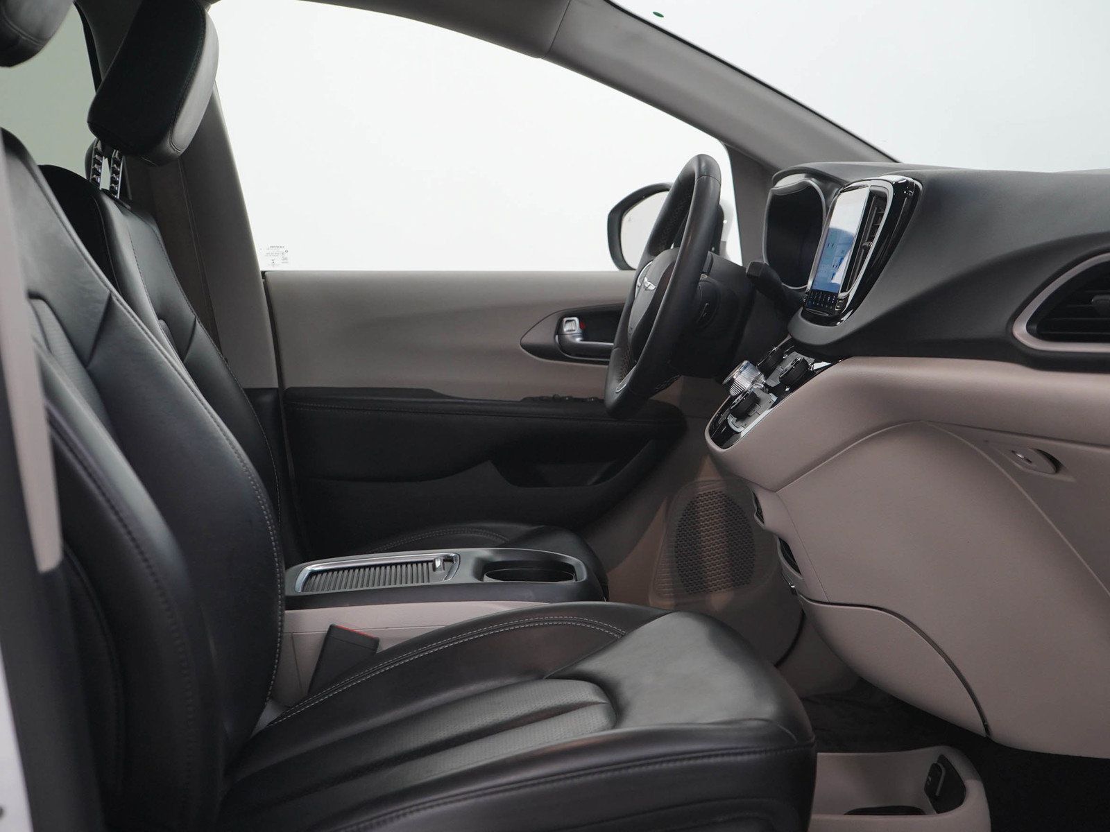 Used 2023 Chrysler Pacifica Touring-L FWD image 11