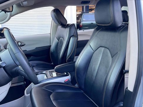 Used 2024 Chrysler Pacifica Touring-L image 8