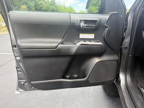 Used 2019 Toyota Tacoma TRD Off-Road w/ Technology Package AWD/4WD image 9