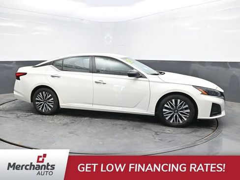 Used 2025 Nissan Altima 2.5 SV FWD image 2