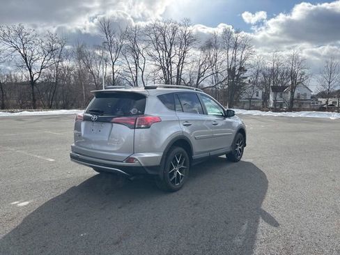 Used 2017 Toyota RAV4 SE image 5