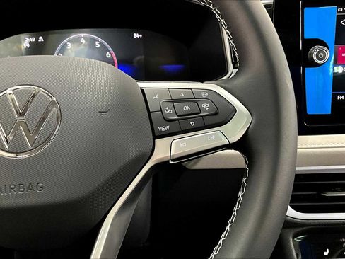 New 2025 Volkswagen Taos SE image 18