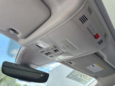 Certified 2022 Volkswagen Tiguan SE w/ Panoramic Sunroof Package FWD image 30