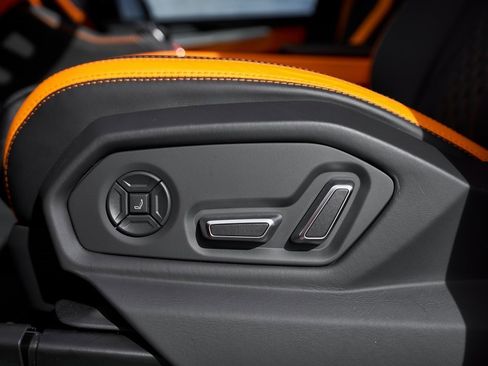 Used 2025 Lamborghini Urus SE image 34