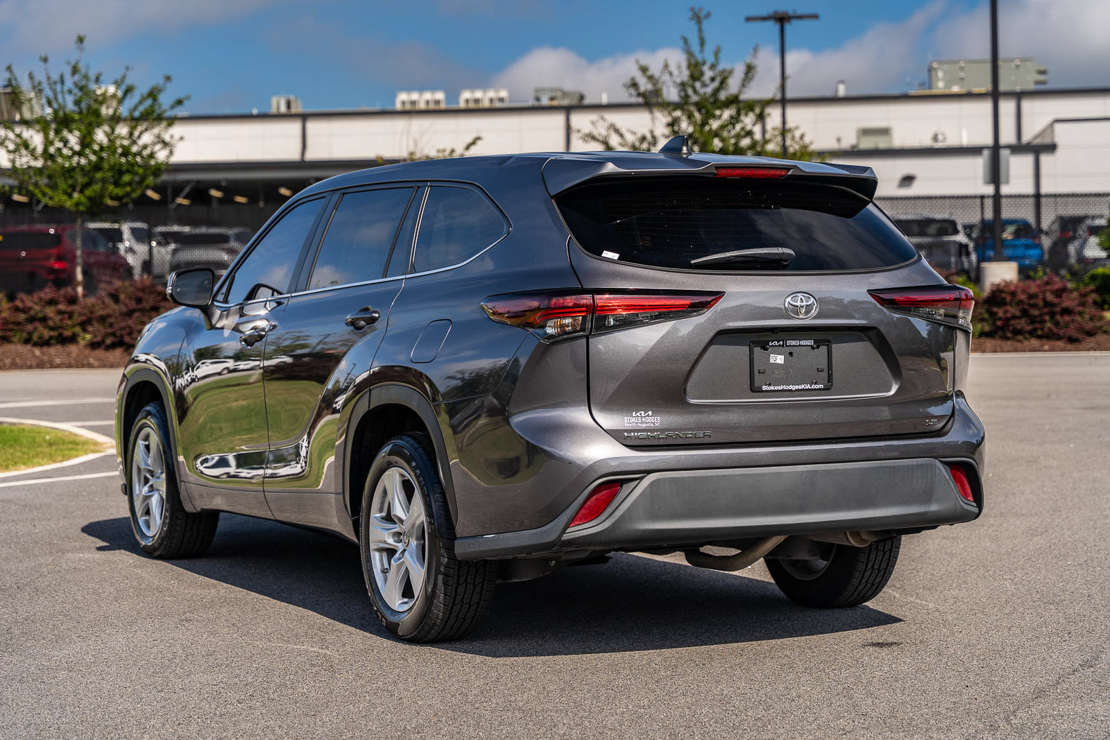 Used 2024 Toyota Highlander LE FWD image 5