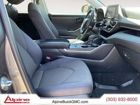 Used 2024 Toyota Highlander LE AWD/4WD image 15