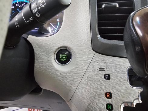 Used 2013 Toyota Sienna XLE image 37