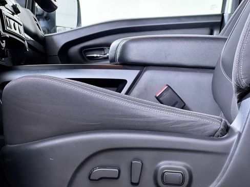 Used 2023 Nissan Titan SV w/ SV Convenience Package image 14