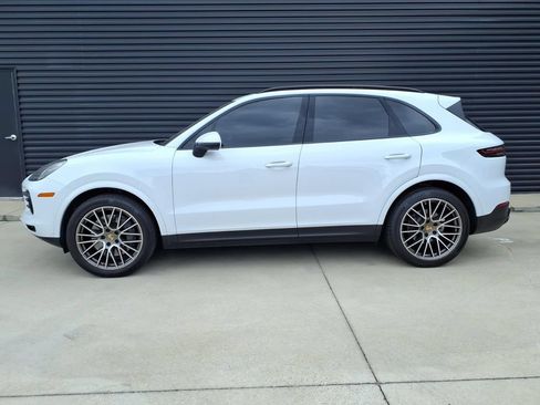 Used 2023 Porsche Cayenne S Platinum AWD/4WD image 2