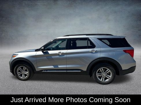 Used 2024 Ford Explorer XLT w/ Equipment Group 202A AWD/4WD image 2