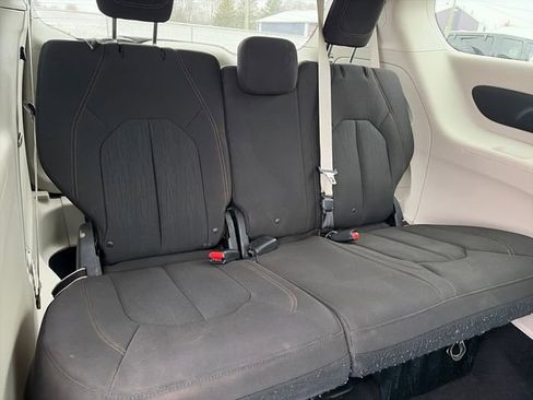 Used 2024 Chrysler Pacifica Touring-L image 38