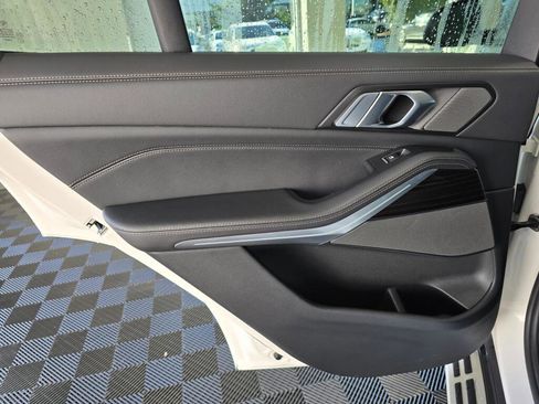 Used 2025 BMW X5 xDrive50e image 38