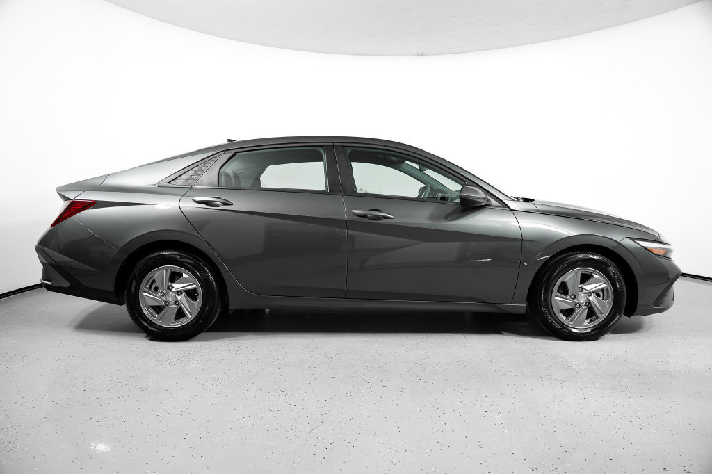 Certified 2026 Hyundai Elantra SE FWD image 3