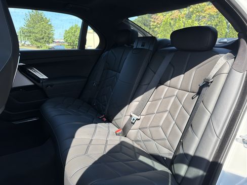 Used 2023 BMW 760i xDrive AWD/4WD image 87