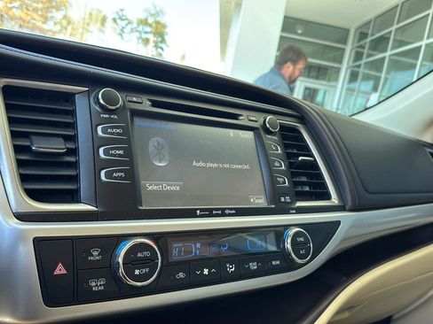 Used 2018 Toyota Highlander XLE image 21