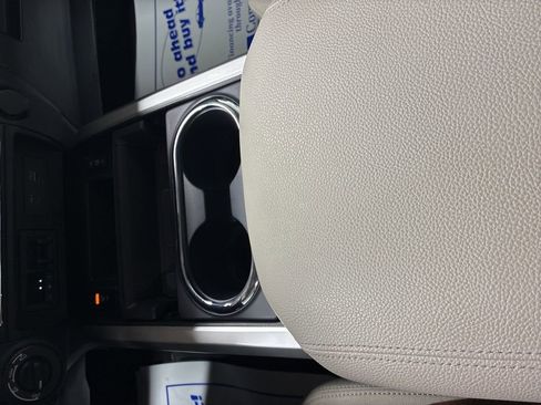 Used 2024 Nissan Titan SV w/ SV Convenience Package image 21