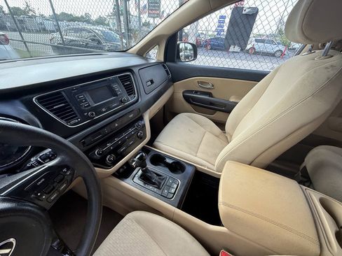 Used 2016 Kia Sedona LX w/ Option Group 020 FWD image 6