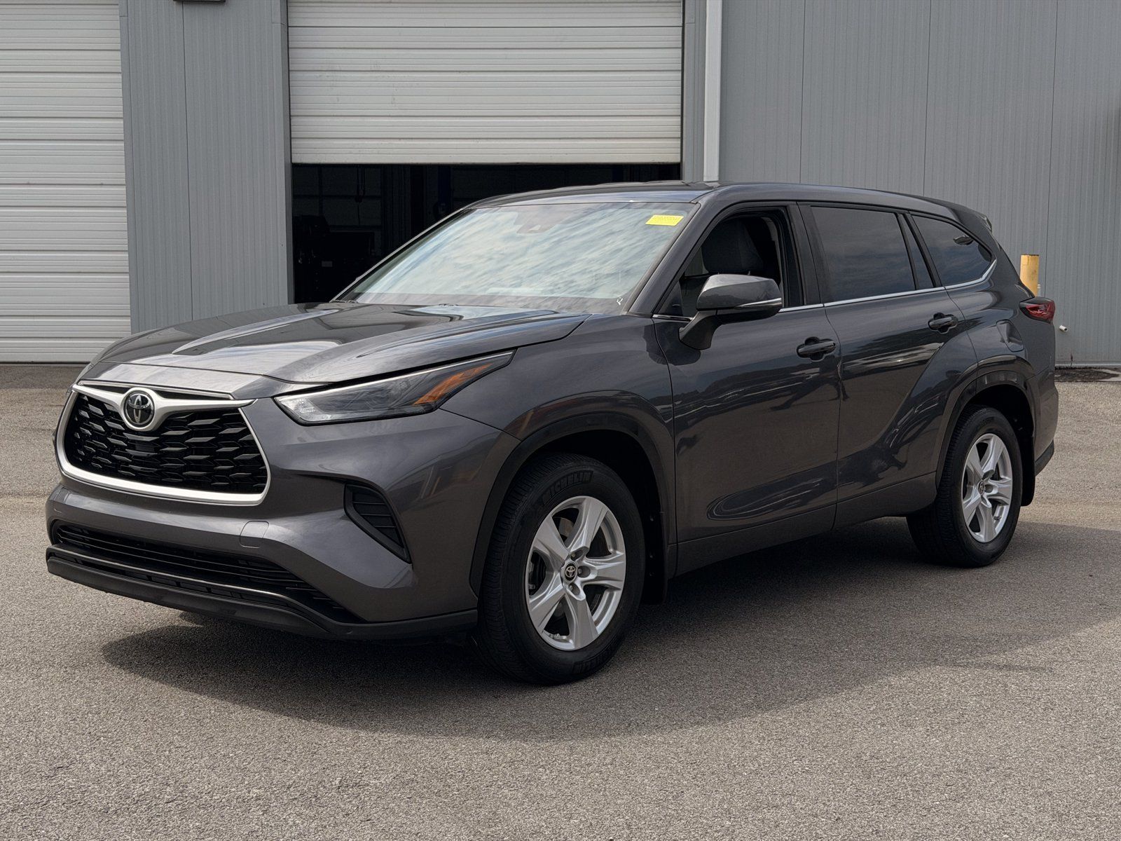 Used 2023 Toyota Highlander L AWD/4WD image 7