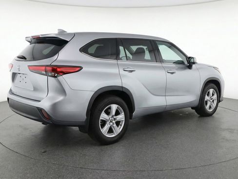 Used 2025 Toyota Highlander LE image 9