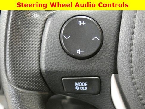 Used 2018 Toyota Corolla LE image 19