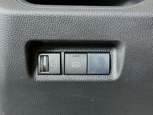 Used 2019 Toyota RAV4 LE AWD/4WD image 17